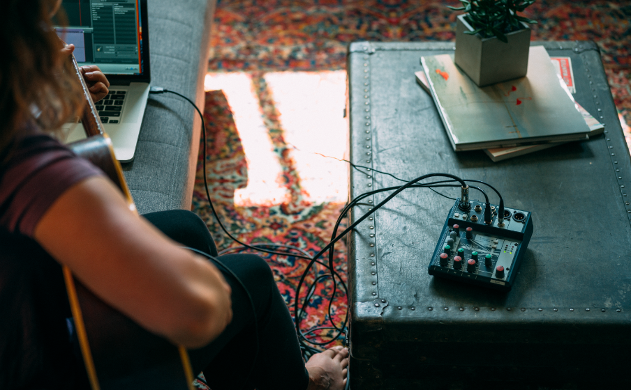Notepad-5 | Small-format analog mixing console with USB I/O