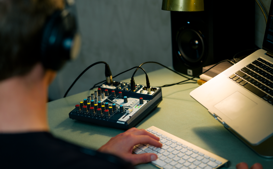 Notepad-8FX | Small-format analog mixing console with USB I/O and