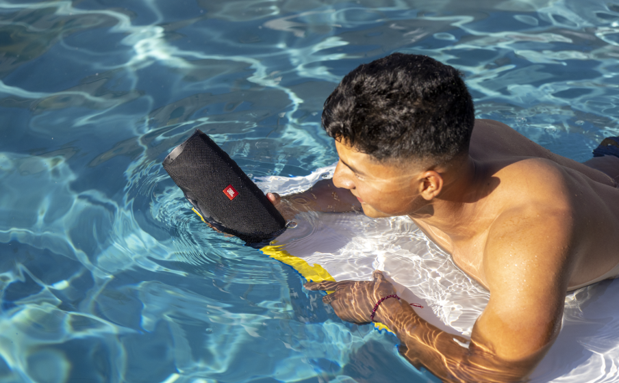 JBL Charge 4 review: The outdoor party speaker besides the pool - Dignited